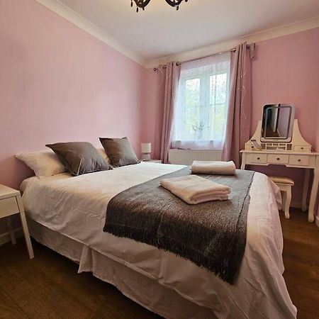 Appartamento Lovely Flat Close To Shepherd'S Bush Londra Esterno foto