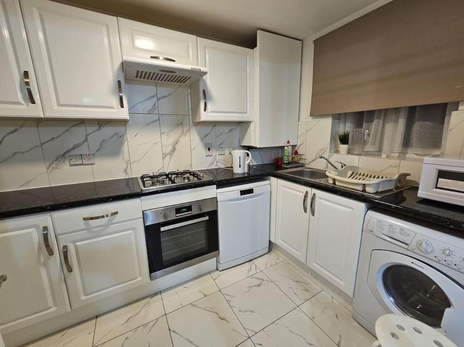 Appartamento Lovely Flat Close To Shepherd'S Bush Londra Esterno foto