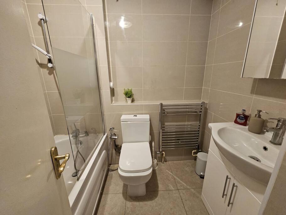 Appartamento Lovely Flat Close To Shepherd'S Bush Londra Esterno foto