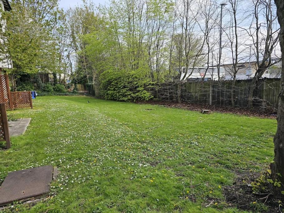 Appartamento Lovely Flat Close To Shepherd'S Bush Londra Esterno foto
